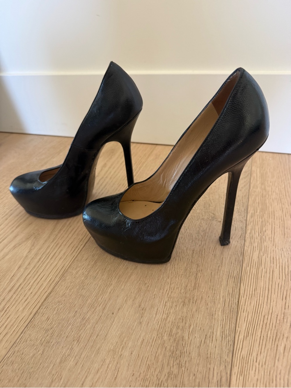 Yves Saint Laurent Black Leather Round-Toe Platform Pumps EU 37.5